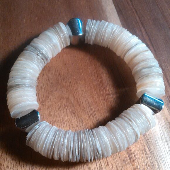 White Color Shell Stretch Bracelet - Picture 3 of 10